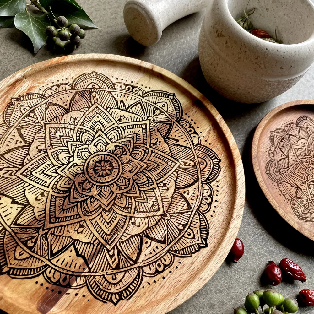 Dřevěný akátový kulatý talíř s kresbou - Mandala