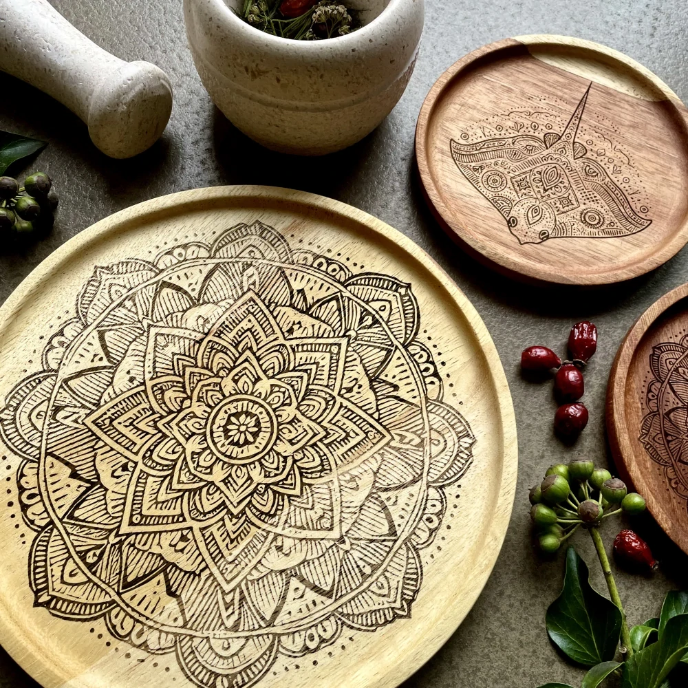 Dřevěný akátový kulatý talíř s kresbou - Mandala