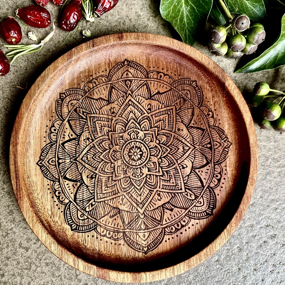 Dřevěný akátový kulatý talíř s kresbou - Mandala