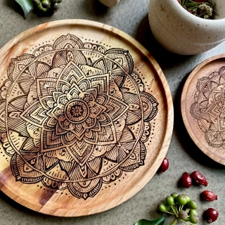 Dřevěný akátový kulatý talíř s kresbou - Mandala